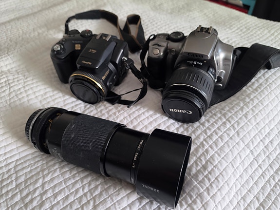 Canon EOS 300D  + Fujifilm FinePix S7000 -kamera