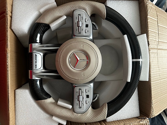 Mercedes-Benz AMG urheiluohjauspyörä nappuloilla