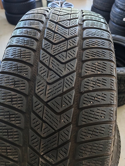 235 60 18 Kitkarenkaat Pirelli Scorpion winter