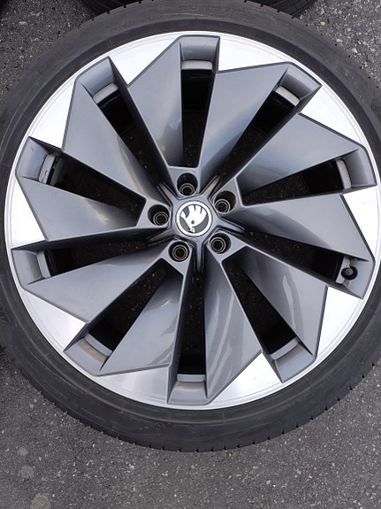 Skoda Enyaq Betria 21" vanteet, 4 kpl Bridgestone Turanza renkailla