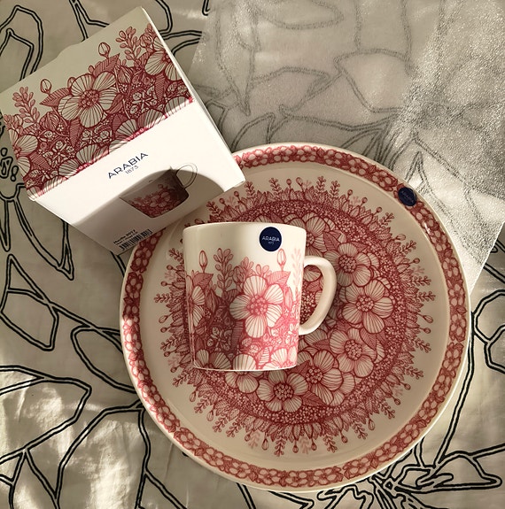Arabia Huvila muki ja lautanen 24 cm, tarrat, uudet