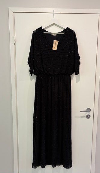 Musta uusi iltapuku , koko 16 (L-XL)