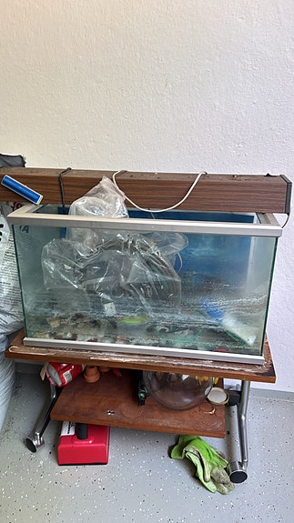 Täydellinen akvaariopaketti jalustalla ja tarvikkeilla (vaatii puhdistusta)