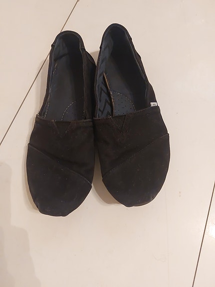 39 Toms mustat kengät