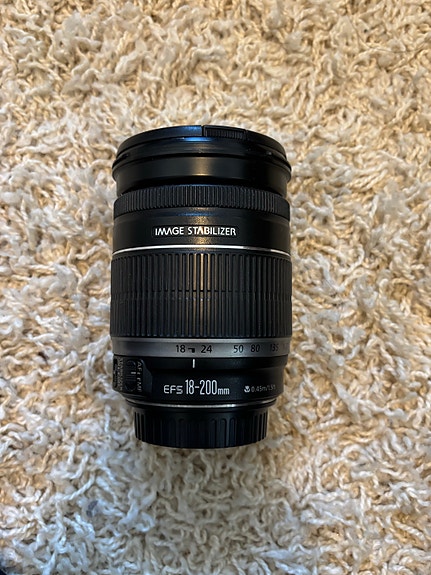 Canon EF-S 18-200mm f/3.5-5.6 IS -objektiivi
