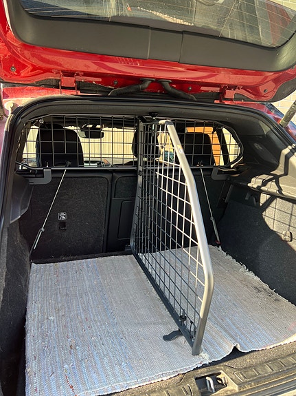 Koiraverkko ja tilanjakaja Volvo XC40