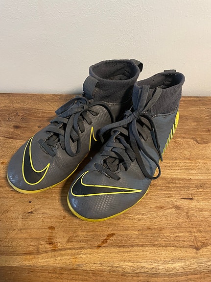 Nike jalkapallokengät 32