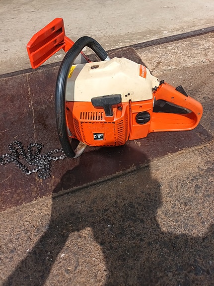 Husqvarna moottorisaha oranssi