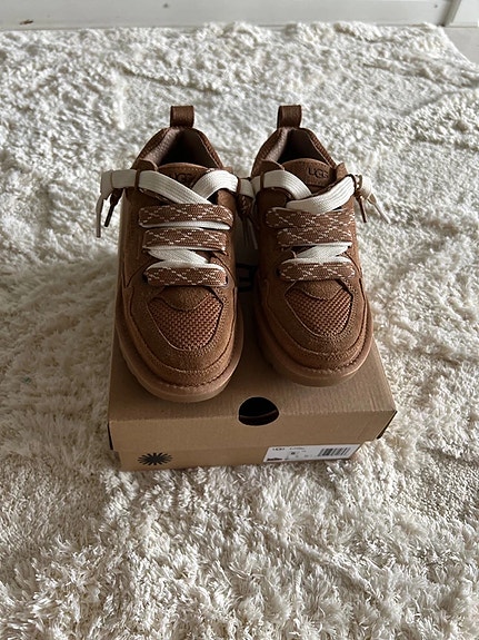 Täysin Käyttämättömät Ugg Lowmel lo kengät koko 37.