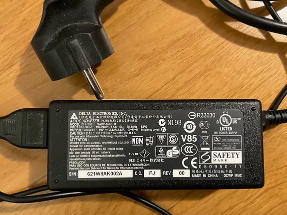 Acer kannettavan virtalähde laturi SADP-65KB D