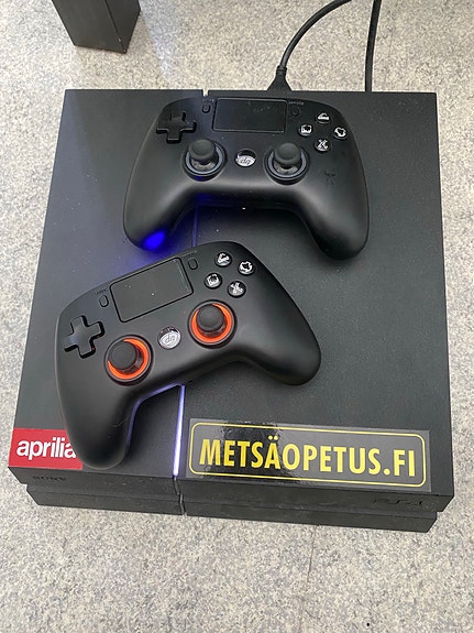 Sony PlayStation 4 pelikonsoli