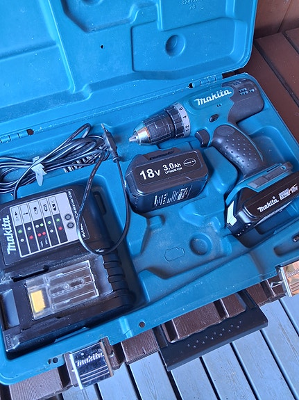 Makita BDF453 18V porakone akulla ja laturilla