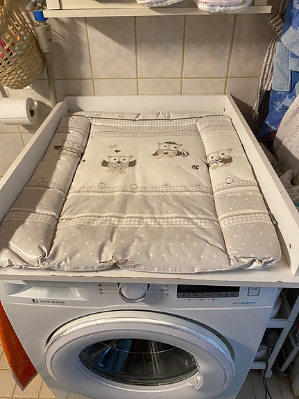 Hoitotaso pesukoneen päälle