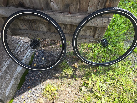 28" hybridipyörän kiekot nastarenkailla