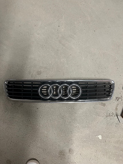 Audi A4 B5 etusäleikkö maski käyttämätön