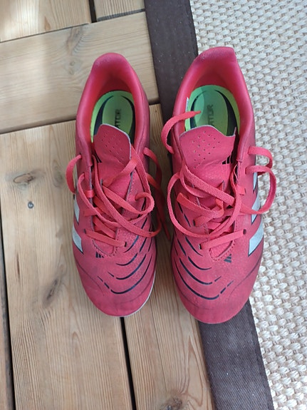 Adidas Predator jalkapallokengät punainen