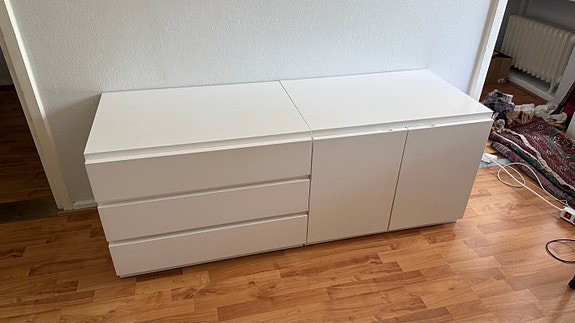Kaksi muuramen lipastoa