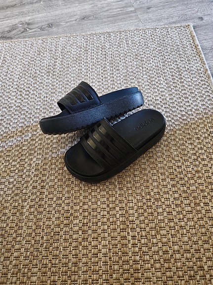 Adidas adilette platform sandaalit