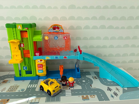 Fisher-Price Little People parkkitalo ja auto
