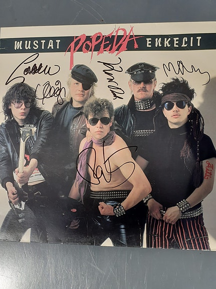 Popeda Mustat Enkelit LP-levy nimmareilla