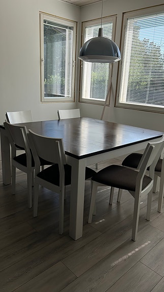 Ruokapöytä ja 6 tuolia valkoinen / tumma puu