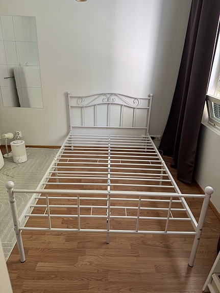 Valkoinen sängynrunko 120cm