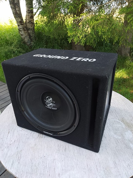 Ground Zero subwoofer koteloitu bassokaiutin autoon