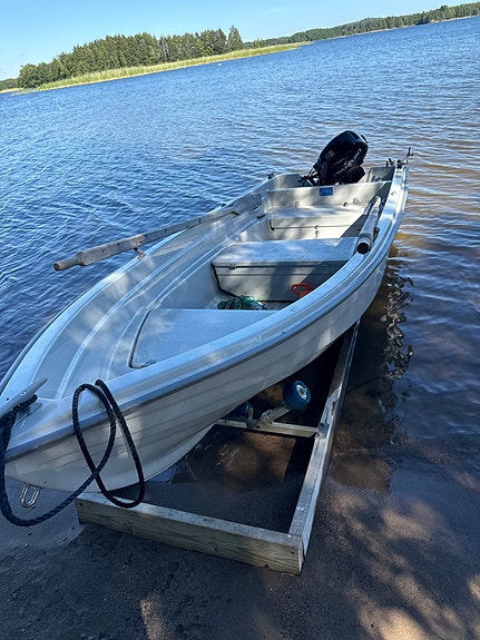 Suomi 410T perämoottorivene + Suzuki 9.9 hp. Vuosimalli 2022.