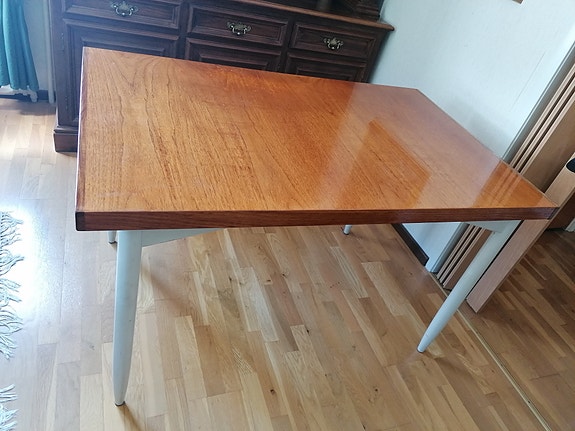 Retro ruokapöytä