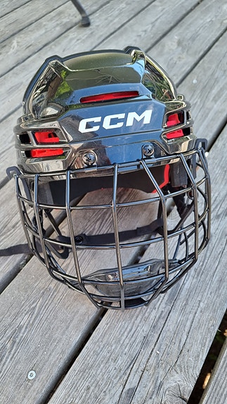 Lasten CCM Tacks 70 jääkiekkokypärä S musta ristikolla
