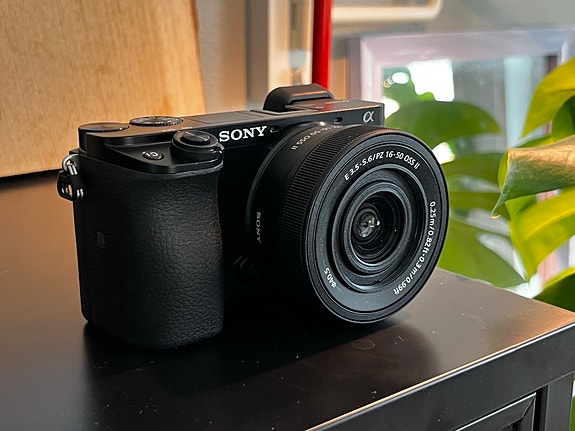 Sony A6100 -kamera + 16-50mm OSS PZ -linssi