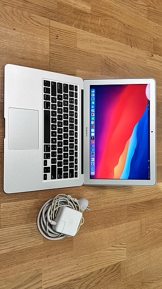 Myydään MacBook Air 13" A1466 2015, UUSI AKKU, englanninkielinen näppäimistö