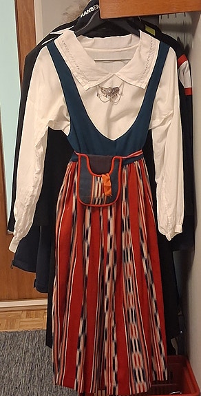 Naisten kansallispuku mekko m 42 kirjava