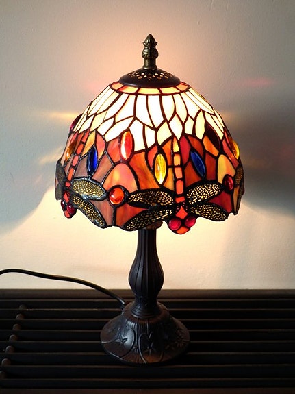 Fraaie Tiffany stijl tafellamp kleur rood roze in Art Nouveau stijl - Lamppu -