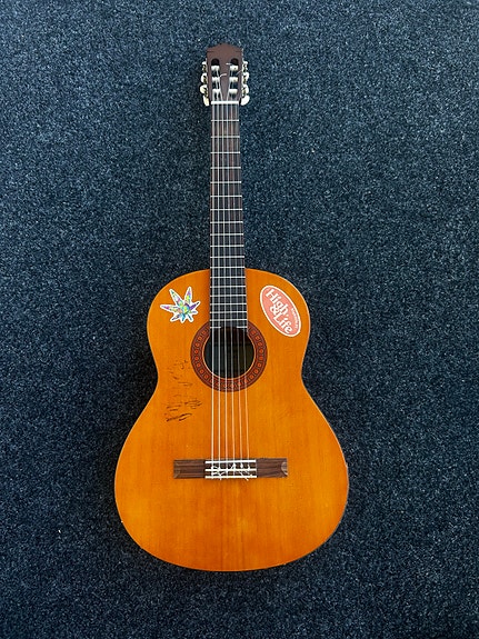 Yamaha C40, Klassinen akustinen kitara.