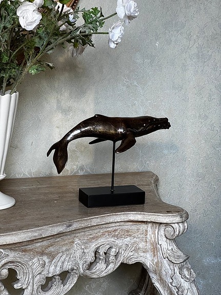 Patsas, - Bronze Patinated Whale Soaring on its Pedestal - 21 cm - Pronssi -