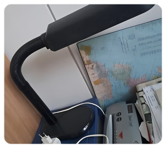 Musta pöytälampu