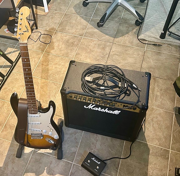 Squier Stratocaster sähkokitara ja Marshall MG50FX vahvistin