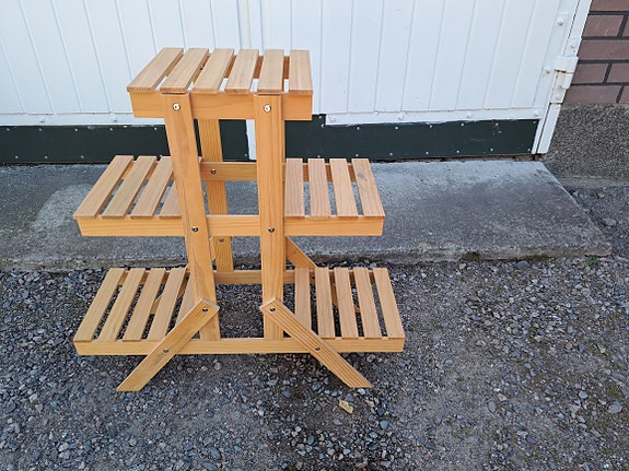Puinen monitasoinen kukkateline