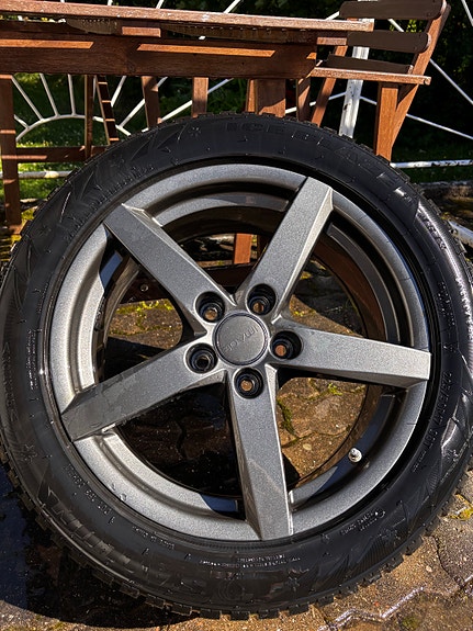 Image vanteet nastarenkailla 225/50R17