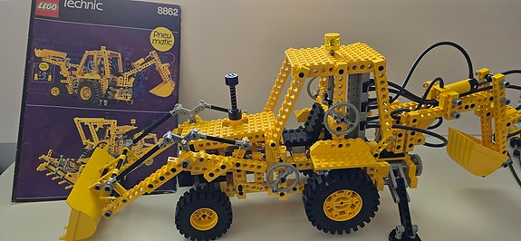 Harvinainen klassikko: LEGO Technic 8862 Backhoe Grader (1989) kaivuri