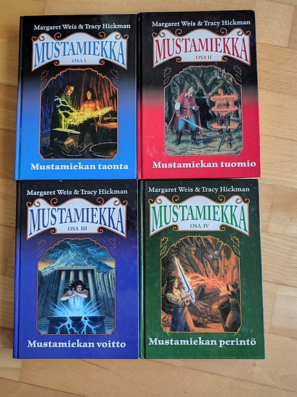 Mustamiekka kirjasarja osat I–IV, Weis & Hickman