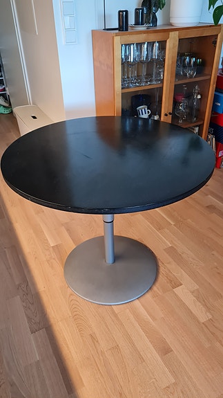 Musta pyöreä ruokapöytä