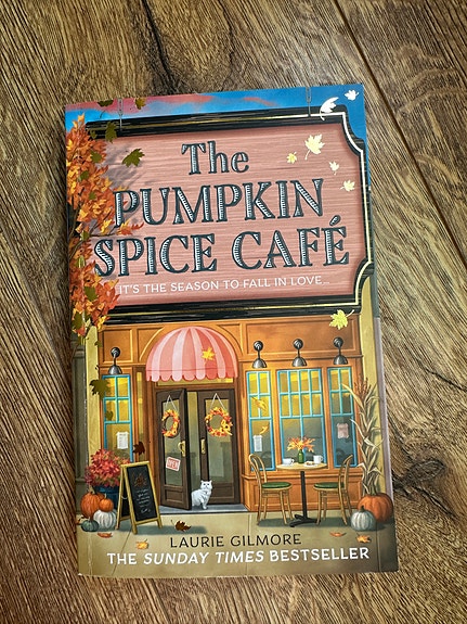 Laurie Gilmore The Pumpkin Spice Café pokkari englanniksi