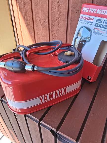 Yamaha bensatankki ja polttoaineletku veneeseen