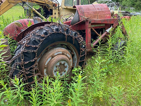 Massey Ferguson etukuormaajalla