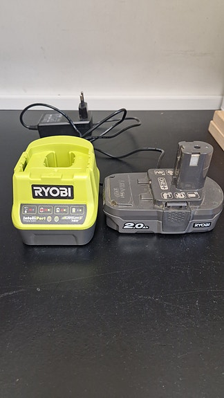 Ryobi akku + laturi