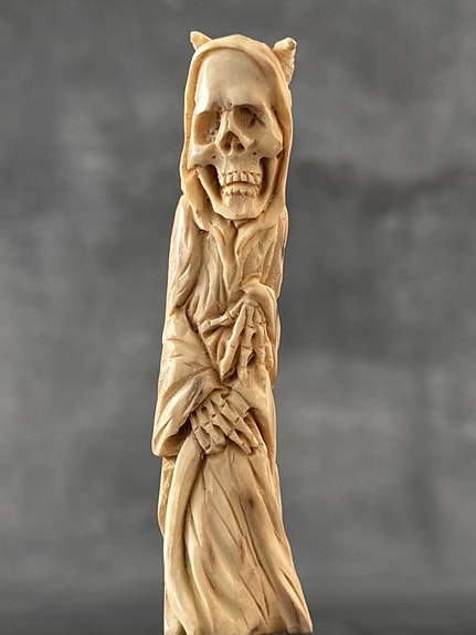 Kaiverrus, Grim Reaper Carving from a deer antler - 16 cm - Peuran sarvi, Puu -
