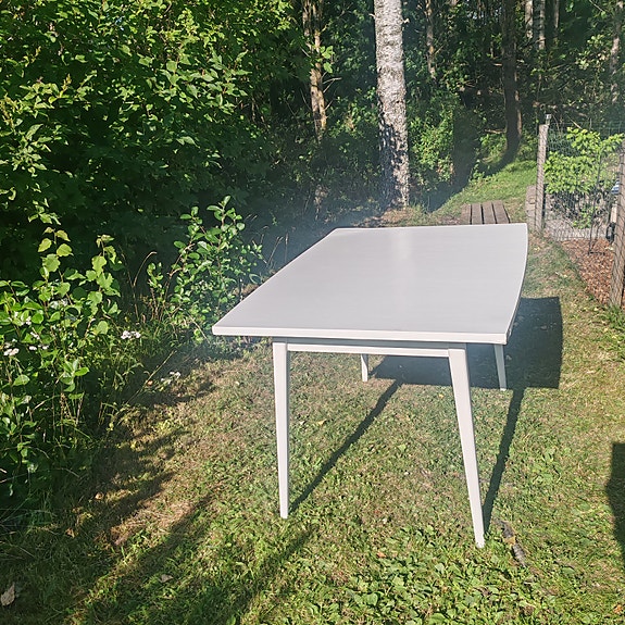Valkoinen pöytä