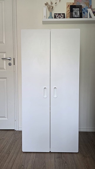 IKEA valkoinen kaappi hyllyillä